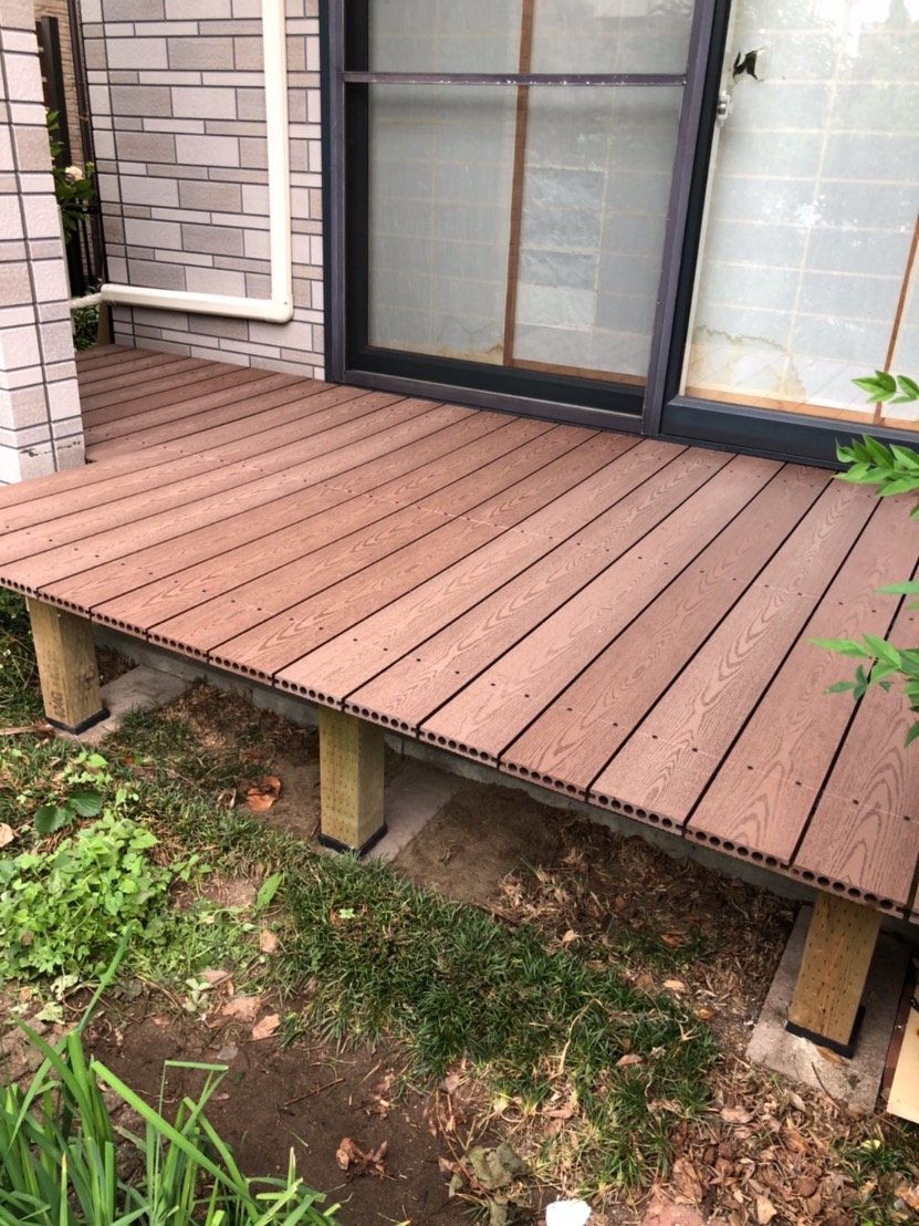 ガーデンをゆっくり眺めるウッドデッキは雨水で傷みやすい 樹脂製のデッキをdiyしませんか 手塗り職人 佐藤英一郎のブログ