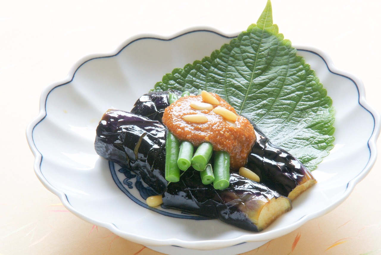 香ばしいごま風味漂う 韓国風秋茄子の揚げ浸し 青豆の味噌だれ添え